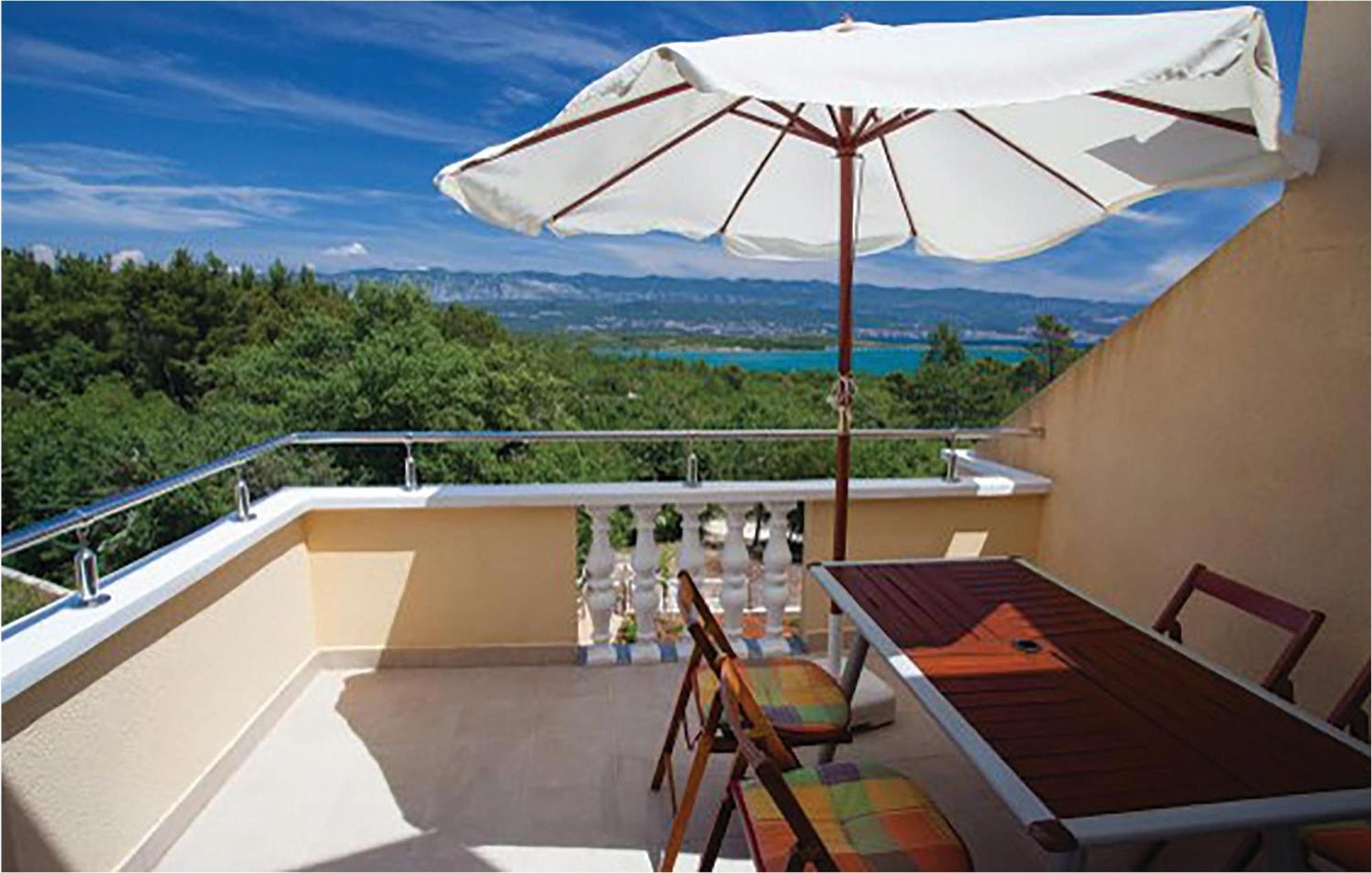 Amazing Apartment In Malinska With Kitchen Exterior foto