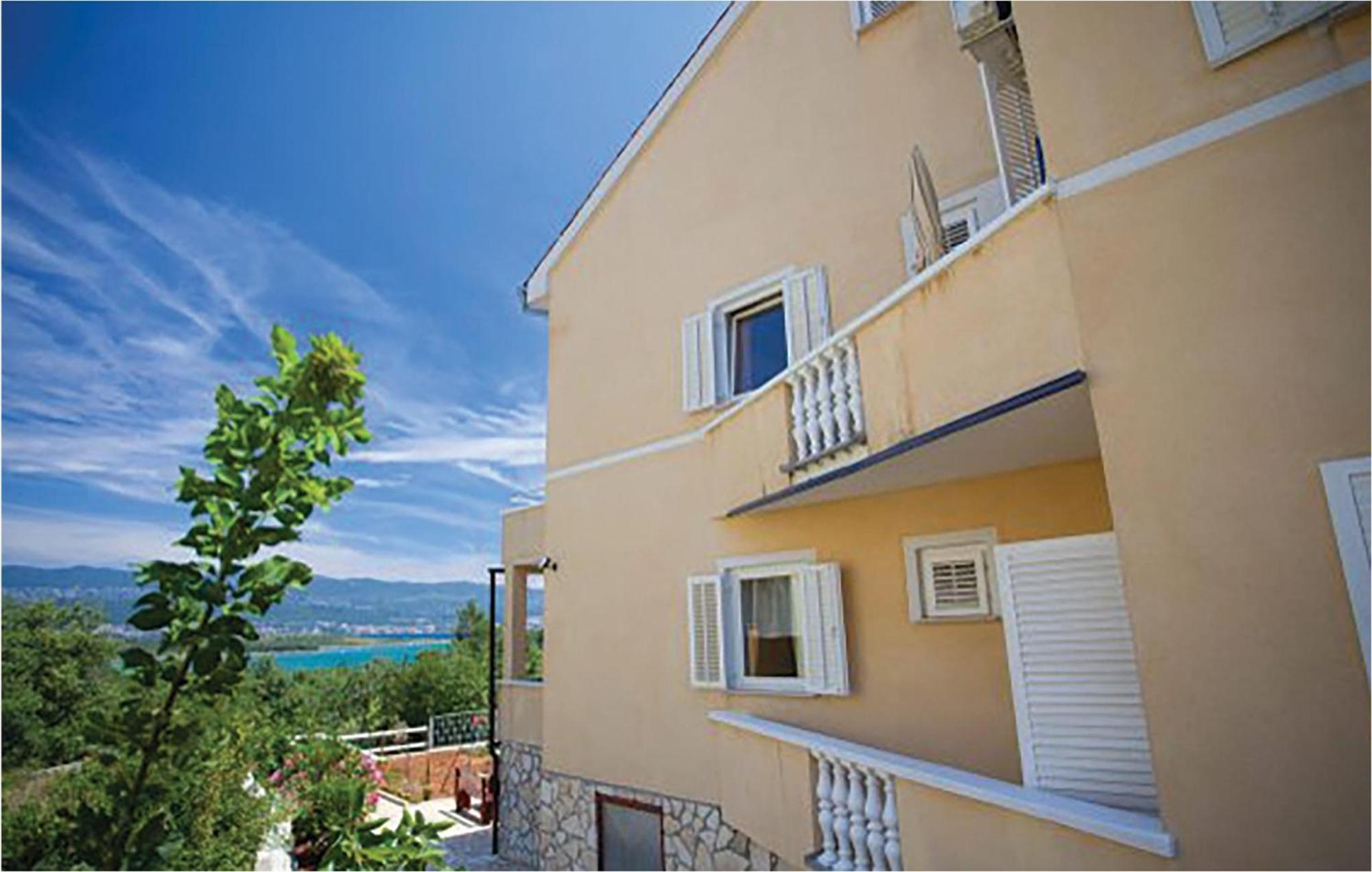 Amazing Apartment In Malinska With Kitchen Exterior foto