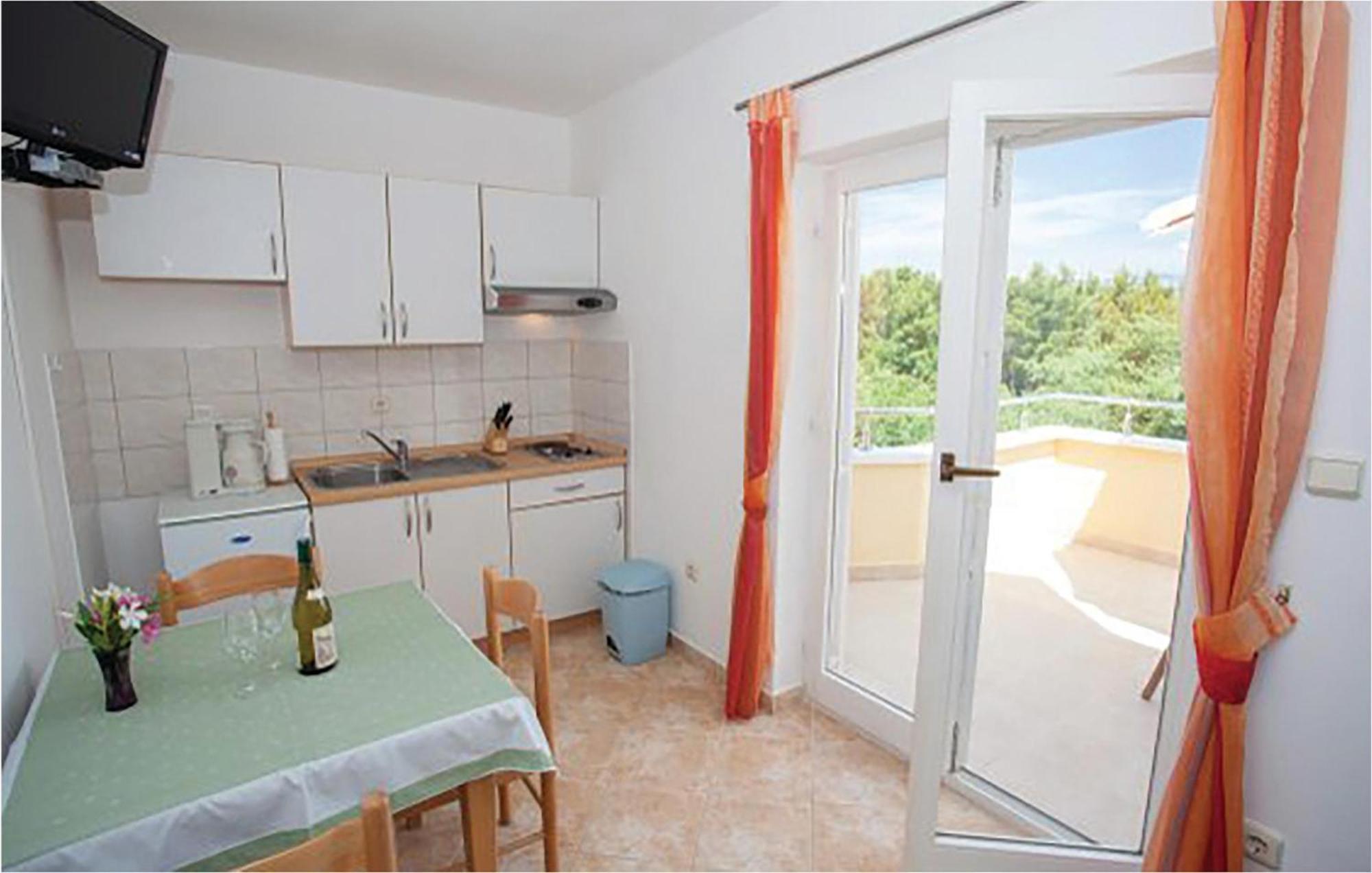 Amazing Apartment In Malinska With Kitchen Exterior foto